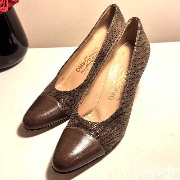 Vintage SALVATORE FERRAGAMO Italy Taupe Leather Suede Pumps, Size 9 Very Narrow - Picture 1 of 10